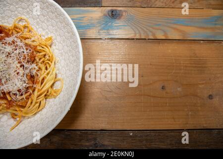 Une assiette de délicieux spaghetti de pâtes de thon bolognaise garnie de fromage râpé Banque D'Images