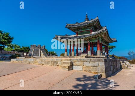 SUWON, CORÉE, 24 OCTOBRE 2019 : Hwaseong Jangdae à la forteresse de Hwaseong à Suwon, République de Corée Banque D'Images