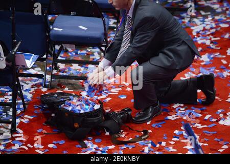 Un partisan prend des confests après le candidat républicain à la présidence, l'ancien Massachusetts Gov. Mitt Romney a accepté la nomination au cours de la dernière journée de la Convention nationale républicaine au Tampa Bay Times Forum le 30 août 2012 à Tampa, FL, États-Unis. Photo de Douliery-Hahn/ABACAPRESS.COM Banque D'Images