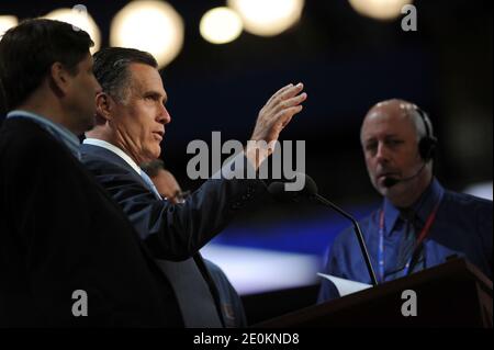 Le candidat républicain à la présidence Mitt Romney obtient des directives pour son discours ce soir avant le début de la Convention nationale républicaine, le jeudi 30 août 2012 à Tampa, FL, États-Unis. Photo de Douliery-Hahn/ABACAPRESS.COM Banque D'Images