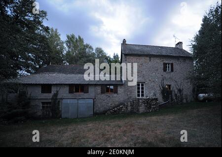 La maison de Patricia Wilson, ancienne directrice de la publicité britannique, est photographiée à Vabre Tizac, Aveyron, France, le 30 août 2012. Patricia Wilson avait déménagé au village il y a cinq ans. Depuis août 18, Patricia Wiston a disparu. Il a été rapporté que la police est entrée dans son chalet en pierre où ils ont trouvé du sang sur le sol et les murs. Son corps n'a pas encore été trouvé et des plongeurs policiers ont cherché des lacs dans la région après avoir lancé une enquête sur le meurtre. Le jardinier a été arrêté après avoir prélevé des échantillons de sang de sa maison et que sa voiture correspondait au profil d'ADN de Wilson. Photo de Florent Busquets-Manavit/ABACAPR Banque D'Images