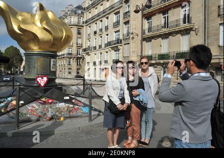 Les gens se tiennent devant la statue de la « flamme de la liberté » au passage souterrain du Pont de l'Alma à Paris, en France, le 31 août 2012, où Lady Diana est décédée, le jour du 15e anniversaire de sa mort. Diana est décédée dans un accident de voiture dans un tunnel routier parisien le 31 août 1997 aux côtés de son compagnon Dodi Fayed, déclenchant une chaîne d'événements extraordinaire. Photo de Giancarlo Gorassini/ABACAPRESS.COM Banque D'Images