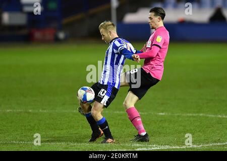 SHEFFIELD, ANGLETERRE. 1ER JANVIER Barry Bannan de Sheffield mercredi tient le Max Bird de Derby County lors du match de championnat Sky Bet entre Sheffield mercredi et Derby County à Hillsborough, Sheffield, le vendredi 1er janvier 2021. (Credit: Jon Hobley | MI News) Credit: MI News & Sport /Alay Live News Banque D'Images