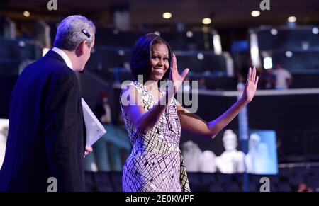 La première dame Michelle Obama apparaît sur scène pour une vérification de microphone avant le début de la convention nationale démocratique à Charlotte, en Caroline du Nord, aux États-Unis, le 3 septembre 2012. La convention nationale démocratique devrait se tenir du 4 au 6 septembre. Photo par Olivier Douliery/ABACAPRESS.COM Banque D'Images