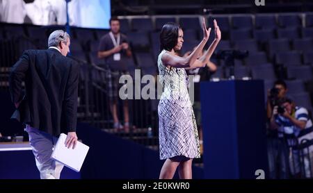 La première dame Michelle Obama apparaît sur scène pour une vérification de microphone avant le début de la convention nationale démocratique à Charlotte, en Caroline du Nord, aux États-Unis, le 3 septembre 2012. La convention nationale démocratique devrait se tenir du 4 au 6 septembre. Photo par Olivier Douliery/ABACAPRESS.COM Banque D'Images