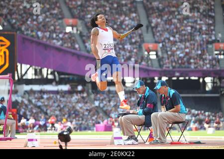 Arnaud Assoumani en France pendant la catégorie des hommes du saut long F46 aux Jeux paralympiques de Londres, jour 5, au stade olympique de Londres, Royaume-Uni, le 2 septembre 2012. Photo de Pasco/ABACAPRESS.COM Banque D'Images