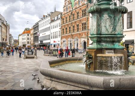 Les touristes se promener le quartier commercial Stroget la cigogne près de fontaine, la plus longue rue piétonne du monde, à Copenhague, au Danemark. Banque D'Images