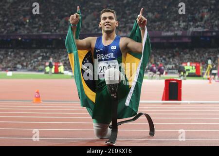 Alan Oliveira, du Brésil, célèbre après avoir remporté la finale de la catégorie T44 de 200 mètres pour hommes au stade olympique de Londres, au Royaume-Uni, le 2 septembre 2012. L'Oscar Pistorius, 25 ans, de l'Afrique du Sud, n'a jamais été battu dans la catégorie de la compétition paralympique. Photo de Pasco/ABACAPRESS.COM Banque D'Images