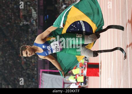 Alan Oliveira, du Brésil, célèbre après avoir remporté la finale de la catégorie T44 de 200 mètres pour hommes au stade olympique de Londres, au Royaume-Uni, le 2 septembre 2012. L'Oscar Pistorius, 25 ans, de l'Afrique du Sud, n'a jamais été battu dans la catégorie de la compétition paralympique. Photo de Pasco/ABACAPRESS.COM Banque D'Images