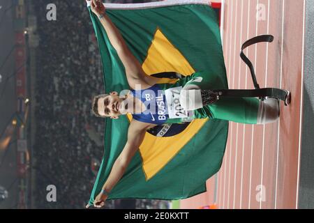 Alan Oliveira, du Brésil, célèbre après avoir remporté la finale de la catégorie T44 de 200 mètres pour hommes au stade olympique de Londres, au Royaume-Uni, le 2 septembre 2012. L'Oscar Pistorius, 25 ans, de l'Afrique du Sud, n'a jamais été battu dans la catégorie de la compétition paralympique. Photo de Pasco/ABACAPRESS.COM Banque D'Images