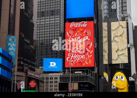 2021 panneaux d'affichage électroniques du jour de l'an à Times Square, New York, États-Unis Banque D'Images