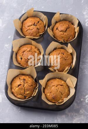 Muffins au sarrasin faits maison avec fruits secs sur fond gris, vue du dessus Banque D'Images