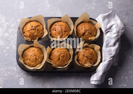 Muffins au sarrasin faits maison avec fruits secs sur fond gris, vue du dessus Banque D'Images