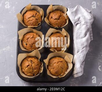 Muffins au sarrasin faits maison avec fruits secs sur fond gris, vue du dessus Banque D'Images