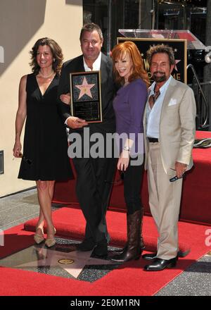 Vince Gill, Amy Grant, Reba McEntyre et Tony Brown présents à Vince Gill ont reçu l'honneur de Star sur le Hollywood Walk of Fame qui s'est tenu au 6901 Hollywood Boulevard à Hollywood, Los Angeles, CA, États-Unis, le 6 septembre 2012. Photo de Tony DiMaio/ABACAPRESS.COM Banque D'Images