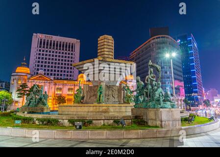 SÉOUL, CORÉE, 20 OCTOBRE 2019 : vue nocturne de la place de la fontaine à Séoul, République de Corée Banque D'Images
