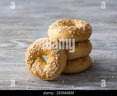 Une pile de biscuits de pâques avec des graines de sésame sur une table en bois, foyer sélectif. Pâtisseries grecques traditionnelles Banque D'Images