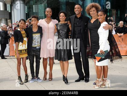 Willow Smith, Jaden Smith, Shola Lynch, Will Smith, Angela Davis et Jada Pinkett-Smith assistent à la projection d'Angela libre et de tous les prisonniers politiques lors du 37e TIFF du Festival international du film de Toronto, à Toronto, au Canada, le 9 septembre 2012. Photo de Lionel Hahn/ABACAPRESS.COM Banque D'Images