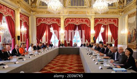 Le président français François Hollande rencontre les présidents du conseil régional à l'Elysée Palace, Paris, France, le 12 septembre 2012. Photo de Jacques Witt/Pool/ABACAPRESS.COM Banque D'Images