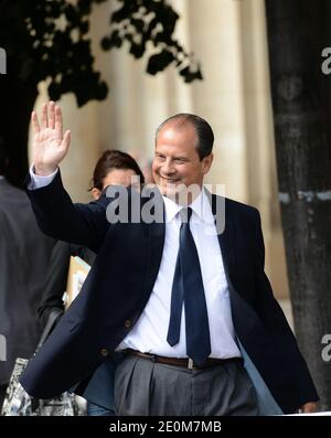 Le socialiste Jean-Christophe Cambadelis arrive au Conseil national du Parti socialiste français (PS), au centre de conférence 'Maison de la Mutualite' à Paris, France, le 12 septembre 2012. Une ou plusieurs motions seront déposées au cours de ce Conseil national, après que le député européen Harlem Desir ait été nommé par Jean-Marc Ayrault et le premier secrétaire sortant du parti socialiste français Martine Aubry, pour devenir le nouveau premier secrétaire du parti socialiste français. Le choix de Jean-Marc Ayrault et Martine Aubry doit être officiellement approuvé par les 175,000 membres du Parti socialiste et ratifié par un contr de parti Banque D'Images