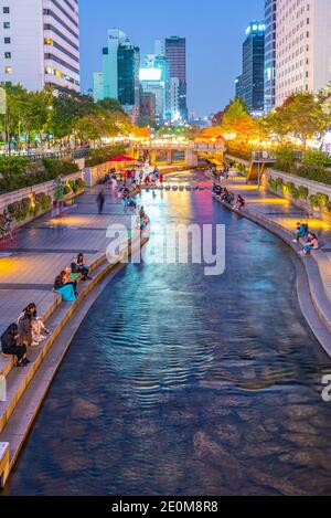 SÉOUL, CORÉE, 19 OCTOBRE 2019 : vue de nuit de la place Cheonggye à Séoul, République de Corée Banque D'Images