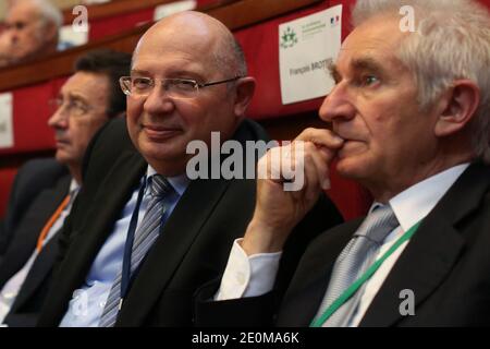 François Brottes assiste à une conférence environnementale au siège du Conseil économique, social et environnemental de France (CESE) à Paris le 15 septembre 2012. Photo de Stephane Lemouton/ABACAPRESS.COM. Banque D'Images