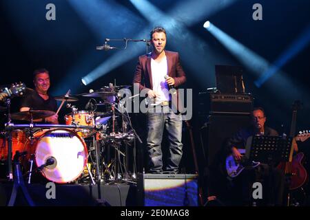 Christophe Mae se produit en direct lors des "couleurs Voix pour l'espoir" qui se tiennent à l'Olympia à Paris, France, le 15 septembre 2012. Photo de Marco Vitchi/ABACAPRESS.COM Banque D'Images