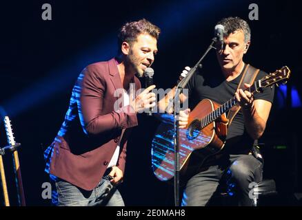 Christophe Mae se produit en direct lors des "couleurs Voix pour l'espoir" qui se tiennent à l'Olympia à Paris, France, le 15 septembre 2012. Photo de Marco Vitchi/ABACAPRESS.COM Banque D'Images