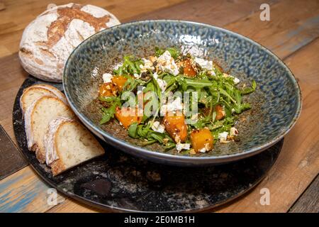 Une assiette de courge et de feta rôties à l'érable Banque D'Images