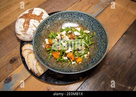 Une assiette de courge et de feta rôties à l'érable Banque D'Images