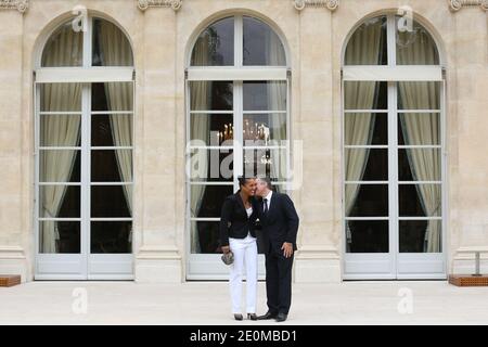 Lucie Decosse, athlète française du judo olympique d'or, embrasse le pays sportif du Président français Thierry Rey lors d'une cérémonie avec le Président français François Hollande à l'Elysee Palace à Paris, France, le 17 septembre 2012. Photo de Stephane Lemouton/ABACAPRESS.COM. Banque D'Images