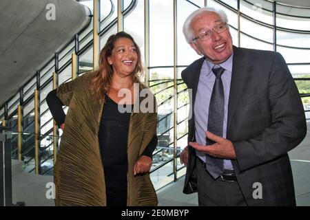 André Vezinhet, Président du Conseil général de Herault, parle avec l'architecte britannique-iraquien Zaha Hadid lors de l'inauguration du bâtiment « pierres vives » qu'elle a conçu pour le département français de Herault, à Montpellier, dans le sud de la France, le 13 septembre 2012. Le bâtiment "arbre de la connaissance" - la première création de Zaha Hadid en France - est unique en ce qu'il est une combinaison de trois institutions civiques - les archives, la bibliothèque et le département sportif - dans une seule enveloppe. Le coût du bâtiment de 26,000 mètres carrés aux niveaux de 5 s'élève à 125 millions d'euros. Photo de Pascal Parrot/ABACA Banque D'Images