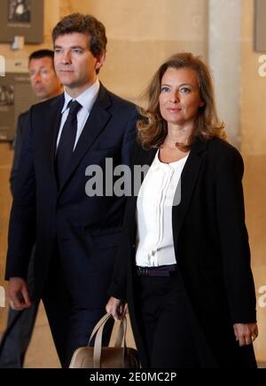 Valerie Trierweiler, la compagne du Président de la France, et Arnaud Montebourg, ministre de la reprise industrielle, photographiés lors de la cérémonie d'ouverture officielle des nouvelles galeries du Département des Arts islamiques au Musée du Louvre, Paris, France, le 18 septembre 2012. Le nouveau département du Louvre est le plus grand de ce genre en Europe, avec 3,000 objets exposés, rassemblés d'Espagne en Inde et datant du septième siècle après J.-C. Photo de Thierry Chesnot/Pool/ABACAPRESS.COM Banque D'Images