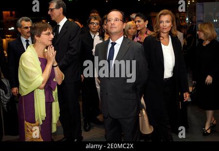 Le président français François Hollande et sa compagne Valérie Trierweiler écoutent les explications de Sophie Makariou, chef du département des Arts islamiques lors de la cérémonie d'ouverture officielle des nouvelles galeries du département des Arts islamiques au musée du Louvre, Paris, France, le 18 septembre 2012. Le nouveau département du Louvre est le plus grand de ce genre en Europe, avec 3,000 objets exposés, rassemblés d'Espagne en Inde et datant du septième siècle après J.-C. Photo de Thierry Chesnot/Pool/ABACAPRESS.COM Banque D'Images