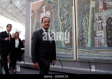 Le président français François Hollande, sa compagne Valérie Trierweiler et le président du musée du Louvre Henri Loyrette photographiés lors de la cérémonie d'ouverture officielle des nouvelles galeries du département des Arts islamiques au musée du Louvre, Paris, France, le 18 septembre 2012. Le nouveau département du Louvre est le plus grand de ce genre en Europe, avec 3,000 objets exposés, rassemblés d'Espagne en Inde et datant du septième siècle après J.-C. Photo de Thierry Chesnot/Pool/ABACAPRESS.COM Banque D'Images