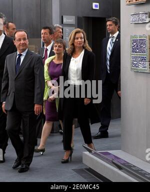 Le président français François Hollande, sa compagne Valérie Trierweiler photographiée lors de la cérémonie d'ouverture officielle des nouvelles galeries du département des Arts islamiques au musée du Louvre, Paris, France, le 18 septembre 2012. Le nouveau département du Louvre est le plus grand de ce genre en Europe, avec 3,000 objets exposés, rassemblés d'Espagne en Inde et datant du septième siècle après J.-C. Photo de Thierry Chesnot/Pool/ABACAPRESS.COM Banque D'Images