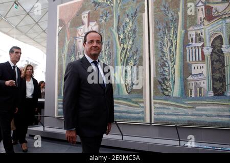 Le président français François Hollande, sa compagne Valérie Trierweiler et le président du musée du Louvre Henri Loyrette photographiés lors de la cérémonie d'ouverture officielle des nouvelles galeries du département des Arts islamiques au musée du Louvre, Paris, France, le 18 septembre 2012. Le nouveau département du Louvre est le plus grand de ce genre en Europe, avec 3,000 objets exposés, rassemblés d'Espagne en Inde et datant du septième siècle après J.-C. Photo de Thierry Chesnot/Pool/ABACAPRESS.COM Banque D'Images