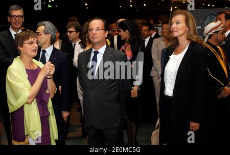 Le président français François Hollande et sa compagne Valérie Trierweiler écoutent les explications de Sophie Makariou, chef du département des Arts islamiques lors de la cérémonie d'ouverture officielle des nouvelles galeries du département des Arts islamiques au musée du Louvre, Paris, France, le 18 septembre 2012. Le nouveau département du Louvre est le plus grand de ce genre en Europe, avec 3,000 objets exposés, rassemblés d'Espagne en Inde et datant du septième siècle après J.-C. Photo de Thierry Chesnot/Pool/ABACAPRESS.COM Banque D'Images