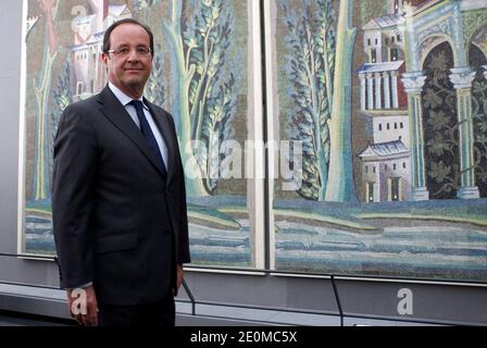 Le président français François Hollande a photographié lors de la cérémonie d'ouverture officielle des nouvelles galeries du Département des Arts islamiques au musée du Louvre, Paris, France, le 18 septembre 2012. Le nouveau département du Louvre est le plus grand de ce genre en Europe, avec 3,000 objets exposés, rassemblés d'Espagne en Inde et datant du septième siècle après J.-C. Photo de Thierry Chesnot/Pool/ABACAPRESS.COM Banque D'Images