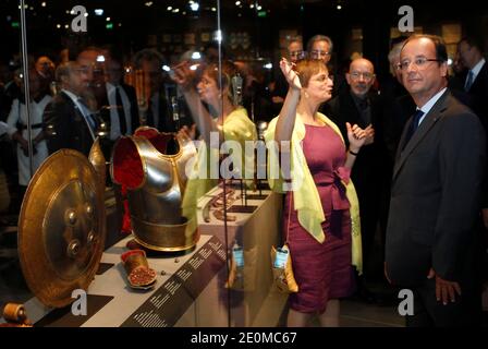 Le président français François Hollande écoute les explications de Sophie Makariou, chef du département des Arts islamiques lors de la cérémonie d'ouverture officielle des nouvelles galeries du département des Arts islamiques au musée du Louvre, Paris, France, le 18 septembre 2012. Le nouveau département du Louvre est le plus grand de ce genre en Europe, avec 3,000 objets exposés, rassemblés d'Espagne en Inde et datant du septième siècle après J.-C. Photo de Thierry Chesnot/Pool/ABACAPRESS.COM Banque D'Images