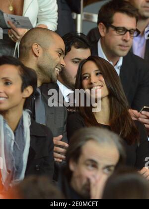 Tony Parker et sa petite amie Axelle, lors du match de football a de l'UEFA Champions League Group, Paris Saint-Germain vs Dynamo Kiev, au stade du Parc des Princes à Paris, France, le 18 septembre 2012. PSG a gagné 4-1. Photo par ABACAPRESS.COM Banque D'Images