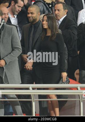 Tony Parker et sa petite amie Axelle, lors du match de football a de l'UEFA Champions League Group, Paris Saint-Germain vs Dynamo Kiev, au stade du Parc des Princes à Paris, France, le 18 septembre 2012. PSG a gagné 4-1. Photo par ABACAPRESS.COM Banque D'Images