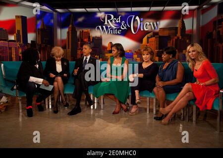 Whoopi Goldberg, Barbara Walters, président américain Barack Obama, première dame Michelle Obama, Joy Behar, Sherri Shepherd, Elisabeth Hasselbeck pose pour une photo sur le set de 'The View on ABC-TV' à Manhattan, New York, NY, USA, le 24 septembre 2012. Photo d'Allan Tannenbaum/Pool/ABACAUSA.COM Banque D'Images