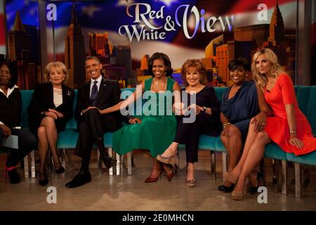 Whoopi Goldberg, Barbara Walters, président américain Barack Obama, première dame Michelle Obama, Joy Behar, Sherri Shepherd, Elisabeth Hasselbeck pose pour une photo sur le set de 'The View on ABC-TV' à Manhattan, New York, NY, USA, le 24 septembre 2012. Photo d'Allan Tannenbaum/Pool/ABACAUSA.COM Banque D'Images