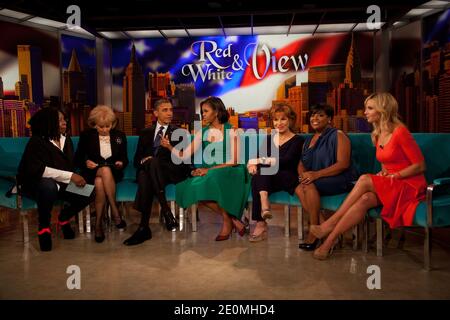 Whoopi Goldberg, Barbara Walters, président américain Barack Obama, première dame Michelle Obama, Joy Behar, Sherri Shepherd, Elisabeth Hasselbeck pose pour une photo sur le set de 'The View on ABC-TV' à Manhattan, New York, NY, USA, le 24 septembre 2012. Photo d'Allan Tannenbaum/Pool/ABACAUSA.COM Banque D'Images