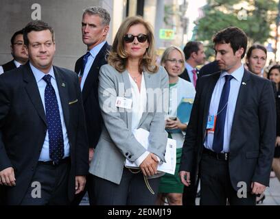 Le président français François Hollande et sa compagne Valérie Trierweiler arrivent à leur hôtel sur la Cinquième Avenue où Hollande a accueilli quelques touristes français à New York, NY, USA, le 25 septembre 2012. Photo de Dessalles-Guerin/ABACAPRESS.COM Banque D'Images