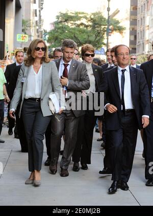 Le président français François Hollande et sa compagne Valérie Trierweiler arrivent à leur hôtel sur la Cinquième Avenue où Hollande a accueilli quelques touristes français à New York, NY, USA, le 25 septembre 2012. Photo de Dessalles-Guerin/ABACAPRESS.COM Banque D'Images