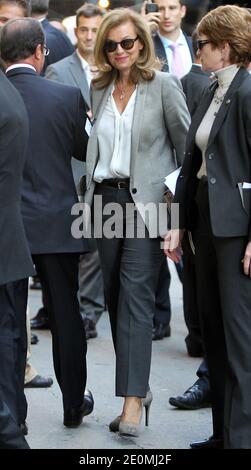 Le président français François Hollande et sa compagne Valérie Trierweiler arrivent à leur hôtel sur la Cinquième Avenue où Hollande a accueilli quelques touristes français à New York, NY, USA, le 25 septembre 2012. Photo de Dessalles-Guerin/ABACAPRESS.COM Banque D'Images