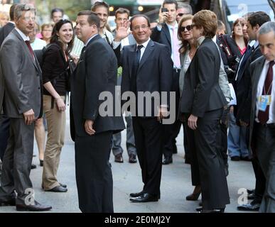 Le président français François Hollande et sa compagne Valérie Trierweiler arrivent à leur hôtel sur la Cinquième Avenue où Hollande a accueilli quelques touristes français à New York, NY, USA, le 25 septembre 2012. Photo de Dessalles-Guerin/ABACAPRESS.COM Banque D'Images