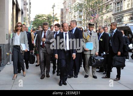 Le président français François Hollande et sa compagne Valérie Trierweiler arrivent à leur hôtel sur la Cinquième Avenue où Hollande a accueilli quelques touristes français à New York, NY, USA, le 25 septembre 2012. Photo de Dessalles-Guerin/ABACAPRESS.COM Banque D'Images